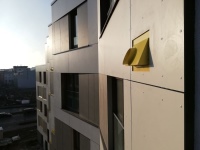 Die Kombiwandstutzen wurden in gelber Sonderfarbe geliefert, um die Optik der Außenfassade zu unterstreichen 