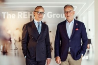 Nach mehr als 20 Jahren an der Spitze des Supervisory Boards von REHAU übergibt Jobst Wagner (rechts) zum 1. Juli 2021 das Amt des Präsidenten an seinen Bruder Dr. Veit Wagner und übernimmt dessen jetzige Funktion als Vizepräsident. Bild: REHAU <br /><br />