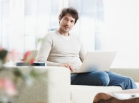 Kurzes Branchen-Update am Computer: Stiebel Eltron bietet ein breites Webinarprogramm rund um die Haustechniklösungen des Unternehmens. 