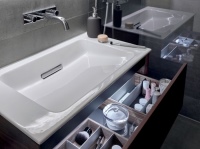 Elegante Lösung: Bei der Badserie Geberit ONE verbirgt sich der Siphon komplett in der Vorwand. Davor bleibt viel Platz für einen geräumigen Wachstischunterschrank mit durchgängigen Schubladen.<br />Bilder: Geberit