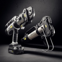 Die neue „Pressgun 6 Plus“ mit innovativen smarten Funktionen ermöglicht Verpressungen von „Megapress S“-Pressverbindern bis 2 Zoll. Für die „Megapress S XL“-Dimensionen 2 ½, 3 und 4 Zoll steht der „Pressgun-Press Booster“ zur Verfügung.<br />Bilder: Viega