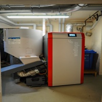 Der PuroWIN fand seinen Platz im Keller, wo vorher der alte Scheitholzkessel stand. Die Anbindung an das Hackgutlager im Garten erfolgt über ein automatisches Saugsystem.<br />Bild: Windhager 