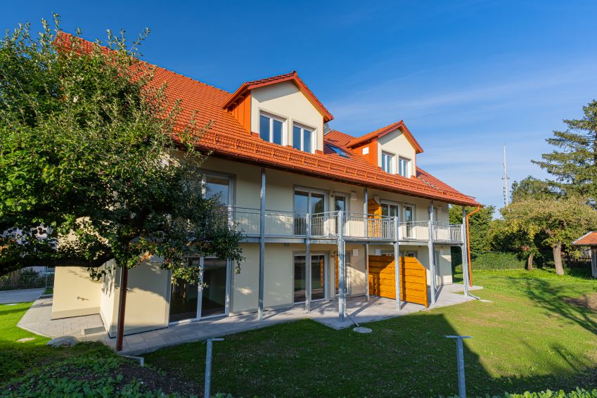 In einem Mehrfamilienhaus in Entraching sind Roth Wohnungsstationen,...