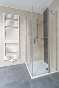 Die Apartments sind mit den Roth Glasduschen Limaya ausgestattet. Bauherren können aus einem breiten Sortiment an Varianten mit Pendel- und Schiebetüren wählen.<br />Bilder: Schrauff Photography/Roth Werke GmbH