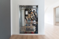 Die Roth Wohnungsstationen FlatConnect ermöglichen die Wärmeübergabe dort wo die Energie benötigt wird – so werden Bereitstellungsverluste vermieden.