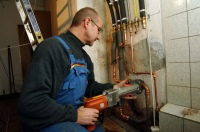 Trotz eventueller Preisanpassungen sollten Fachhandwerker ihre Installationssysteme aktuell nicht ohne genaue Nachkalkulation von Kupfer auf Kunststoff umstellen, sonst könnte es sein, dass sie die Mehrkosten nur verlagern, beispielsweise in die Neuanschaffung zusätzlicher Werkzeuge oder Pressbacken. 