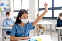 Im Zuge der Corona-Pandemie müssen Schulen heute nicht nur ein optimales Lern- und Lehrumfeld anbieten, sondern auch das Infektionsrisiko auf ein Minimum reduzieren. Eine Lösung ohne permanent geöffnete Fenster und auch ohne die Pflicht zum Tragen einer Maske bietet das Schullüftungssystem von Zehnder.