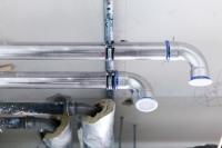 Sobald wieder einwandfreies Wasser zur <br />Verfügung steht, empfiehlt Geberit Installateuren als erste Sofortmaßnahme durchnässte Dämmungen zu entfernen und zu entsorgen, da bei niedrig legierten Rohren sonst Schäden durch Korrosion auftreten können. <br />