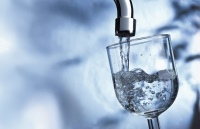 Nach dem Hochwasser drohen gesundheitliche Risiken, da die Trinkwasser-Installation mit verkeimtem Schmutzwasser in Kontakt gekommen sein könnte. Installateure müssen daher schnell handeln, sobald wieder einwandfreies Wasser zur Verfügung steht. <br />Bilder: Geberit