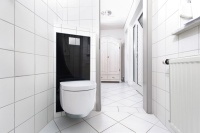 Soll der bestehende Unterputz-Spülkasten weiterhin genutzt werden, kann ein Dusch-WC von Geberit ganz einfach mit der AquaClean Designplatte nachgerüstet werden. Sie verbirgt Strom- und Wasseranschlüsse elegant und lässt sich ohne Eingriff in die Vorwand verbauen bzw. wieder entfernen.