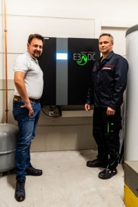 E3/DC Partner Manuel Schmid (rechts) und Feuerwehrkommandant Marko Horvath (links) begutachten die neue Energiestation. <br />Bild: E3/DC