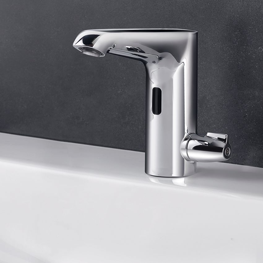Die berührungslosen Schell Armaturen helfen dabei Wasser...