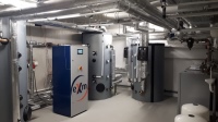 Dank der nachgeschalteten eXergiemaschine (eXm) lässt sich die Wärmepumpe des Wohngebäudes dazu nutzen, warmes Wasser bei ca. 60 °C bereitzustellen. 