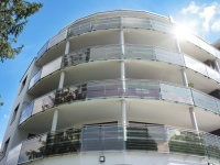 Glasbalustraden mit integrierter grüntransparenter OPV zur Energieerzeugung für das Gebäude in Stuttgart Möhringen<br />Bild: ARMOR ASCA