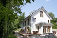 Das neue Zuhause der Familie Schmitt am idyllischen Wörthsee in Bayern bietet großzügige 180 Quadratmeter Wohnfläche. 