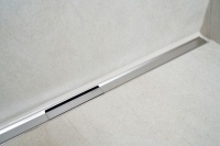 Die Duschrinne CleanLine80 ist dank zweiter Dichtebene und dem vormontierten Abdichtvlies absolut sicher konstruiert. So muss der Fliesenleger die Abdeckung lediglich auf die passende Länge zuschneiden und richtig einkleben.