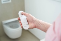 Die Handhabung des Dusch-WCs ist sehr intuitiv und lässt sich mit der Fernbedienung kinderleicht steuern. Auch können persönliche Einstellungen mit nur einem Knopfdruck abgerufen werden.