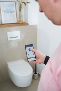 Mit der Geberit AquaClean App lässt sich das AquaClean Mera einfach und unkompliziert bedienen. Neben ihrer Fernbedienungsfunktion ist die App mit weiteren Einstellungsmöglichkeiten ausgestattet. So lassen sich mit der App zum Beispiel die persönlichen Einstellungen auf Reisen mitnehmen und für andere AquaClean Produkte verwenden.