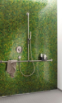 Zentraler Bestandteil für die Planung eines altersgerechten Bades ist die bodenebene Dusche: Ein zukunftsorientiertes Element, das bewegungseingeschränkten Menschen ein sicheres und eigenständiges Duscherlebnis ermöglicht. 