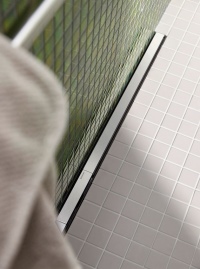 Die Duschrinne Geberit CleanLine fügt sich dank ihrer schlanken Form problemlos in jede räumliche Situation ein. Ein weiteres Plus: Die Rinne kann auf die gewünschte Länge angepasst werden. 