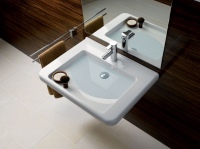 Der Waschtisch Renova Comfort von Geberit sorgt für entspannte Körperpflege im Sitzen. Der Clou: Bei halbgefülltem Becken bietet er zusätzliche Ablagefläche im nutzernahen Bereich. Auf den Seitenflächen können die Arme bequem aufgelegt werden. 