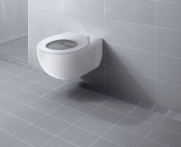 Dank einer erhöhten Sitzfläche von + 50 mm bietet das WC aus der Serie Geberit Renova Comfort zusätzlichen Komfort. Es erleichtert körperlich eingeschränkten Personen das Aufstehen, zudem ist das Übersetzen vom Rollstuhl so problemlos möglich.