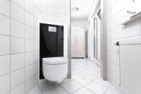 Soll der bestehende Unterputz-Spülkasten weiterhin genutzt werden, kann ein Dusch-WC von Geberit ganz einfach mit der AquaClean Designplatte nachgerüstet werden. Sie verbirgt Strom- und Wasseranschlüsse elegant und lässt sich ohne Eingriff in die Vorwand verbauen bzw. wieder entfernen.
