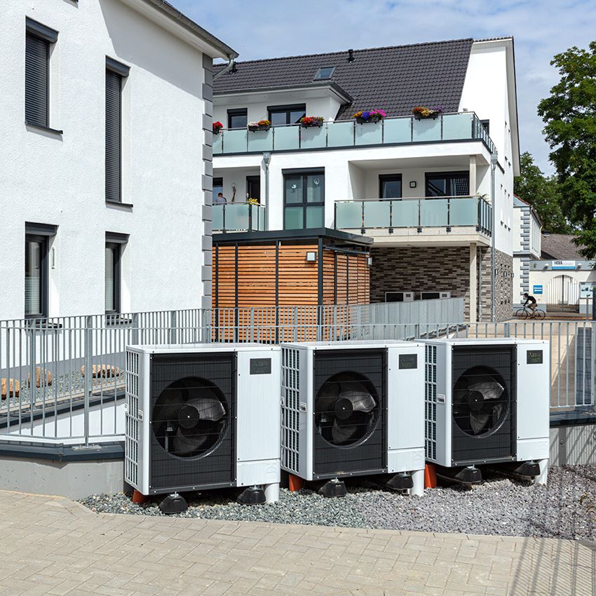 Drei Ecodan Außengeräte als Kaskade oberhalb der Tiefgarageneinfahrt...