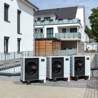 Drei Ecodan Außengeräte als Kaskade oberhalb der Tiefgarageneinfahrt versorgen zwölf Wohneinheiten mit Heizung und Warmwasser.
