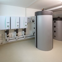 Die hydraulische Einbindung der Wärmepumpen funktioniert genau wie bei einer herkömmlichen Heizungsanlage. 