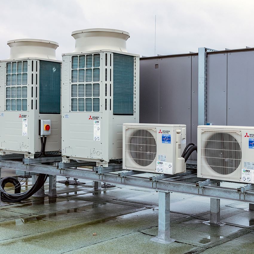 Sechs Hybrid VRF-Außengeräte mit 400 kW Kälte- und...