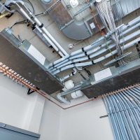 Die HBC-Controller übernehmen den Wärmeaustausch zwischen den kältemittelgeführten Außenkreisläufen und den wasserbasierten Innenkreisläufen. 