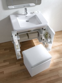 Raffiniert: Geöffnet bietet der Waschtisch-Unterschrank Renova Comfort von Geberit genügend Raum für die Knie unter dem Waschtisch. 