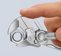 Trotz geringer Größe greift der Zangenschlüssel XS Muttern und parallele Werkstücke bis 21 mm sicher und schonend.<br />Bild: Knipex