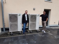 Die Außenmodule der Luft-Wärmepumpen WKF 180 Duo für den Neubau: Christopher Imig, erster Vorsitzender des Vereins (rechts), und Nils Quentmeier, Produktmanager Neue Energien bei Remko.