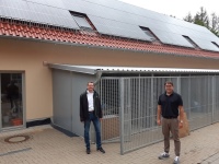 Christopher Imig, erster Vorsitzender des Vereins (rechts), und Nils Quentmeier, Produktmanager Neue Energien bei Remko, freuen sich über eine gelungene Kombination von Wärmepumpen und Photovoltaik für das Tierheim Detmold.<br />Bilder: Tierheim Detmold