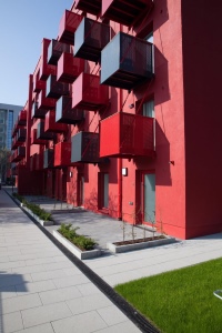 Unübersehbar: Vor allem seine rote Farbe macht das komplett sanierte Apartmenthaus Cubus130 in Frankfurt am Main zum Hingucker. Der Entwurf dafür stammt von greeen! architects aus Düsseldorf. Eine zügige Sanitärinstallation mit dem industriell vorgefertigten Vorwandsystem GIS IV von Geberit trug wesentlich zur kurzen Bauzeit bei. Im März 2021 bezogen die ersten Bewohner ihre Apartments. <br />