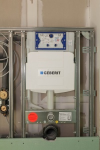 Das Installationselement für den Geberit Sigma Unterputz-Spülkasten für das WC ist bereits in das GIS IV Tragsystem integriert. 