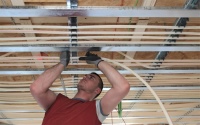 Die standardisierte Verlegemethode der Komfortdecke ComfoTop gewährleistet eine effektive Montage und einen schnellen Baufortschritt bei einfacher Planung im Vorfeld.