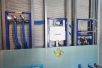 In der Vorwand setzt der Installateur auf das Geberit Duofix System, bestehend aus Systemschienen und -ständern.