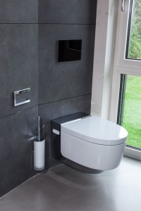 Im elterlichen Bad im Obergeschoss befindet sich das Dusch-WC Geberit AquaClean Mera Comfort mit WhirlSpray-Duschtechnologie und Warmluftföhn, mit einer WC-Sitz-Heizung und einer berührungslosen WC-Deckel-Automatik. Als Betätigungsplatte fiel die Entscheidung auf die berührungslose Sigma80 in hochwertigem und exklusivem Design.