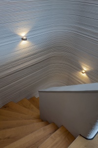Beim Bau eines Hauses aus dem 3D-Drucker ist eine exakte Planung, die die Rohrleitungsführung mit einschließt, zwingend erforderlich, um gedruckte Wände im Nachgang nicht mehr zu beschädigen und somit die vielen Sichtflächen zu erhalten.