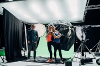 Volker Röttger, Leiter Marketing Kommunikation der Geberit Vertriebs GmbH, beim Kampagnenshooting mit Kim Behrens und Sandra Ittlinger (v.l.n.r.). 