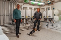 Remeha-Gebietsverkaufsleiter Hans-Ulrich Roedel (links) und Bauherr Stefan Schreiner (rechts) sind sehr zufrieden mit der Anlage.