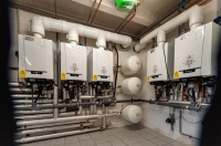 In Reih und Glied: Für jede Wohneinheit wurde eine eigene Gasbrennwerttherme eingebaut und diese wurden zu zwei Abgaskaskaden verbunden.