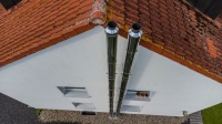 Außen wird jede kaskadierte Abgasleitung separat über eine doppelwandiges LAS-Edelstahlschornstein abgeführt.<br />Bilder: Remeha GmbH