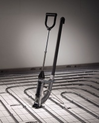 Bild 10: Eine Fußbodenheizung seht für energiesparende, effiziente Niedertemperaturtechnik und eignet sich somit optimal zur Kombination mit einer Wärmepumpe. Im Knielinger Wohnquartier kam das x-net C12 Tackersystem zum Einsatz. Es bietet beste Fließestricheigenschaften und gewährleistet durch verschiedene Kermi-Eigenentwicklungen eine schnelle, rationelle Verlegung mit absolut sicherer Rohrfixierung.<br />Bilder: Kermi