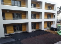 Bild 2: Bestandteil des neuen Knielinger Wohnquartiers sind auch vier komfortable Mehrfamilienhäuser (Bild). Sowohl hier als auch bei den Einfamilienhäusern arbeiteten die Unternehmen Algabro und Kermi eng zusammen: Von der ersten Planung bis zur finalen Inbetriebnahme – für ein passgenaues Heizungs- und Lüftungskonzept.<br />Bilder: Algabro