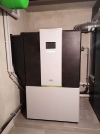 Bild 6: Für die nachhaltige Wärmeerzeugung wurde in den Doppelhaushälften die x-change dynamic Luft/Wasser-Wärmepumpe eingesetzt – und zusammen mit Speicher und Lüftungsgerät platzsparend im Keller untergebracht. Durch den großen Modulationsbereich passt sich die x-change dynamic optimal an den Energiebedarf des Gebäudes an und erreicht dank moderner Invertertechnik höchste Effizienz. 