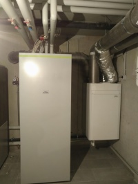 Bild 7: Der x-buffer combi vereint behagliche Heizungswärme und hohen Trinkwasserkomfort. Er erleichtert die gesamte Installation der Wärmepumpe, spart Platz und Zeit bei der Montage und reduziert somit die Gesamtinvestitionskosten. Außerdem im Bild rechts: das zentrale Lüftungsgerät x-well S280. <br />Bilder: Algabro